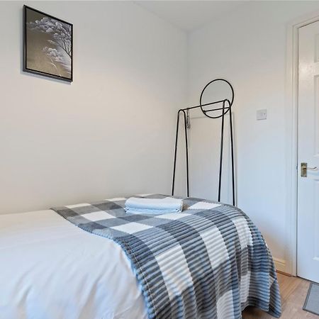 Lovely 4Br House In The City With Parking Лондон Экстерьер фото