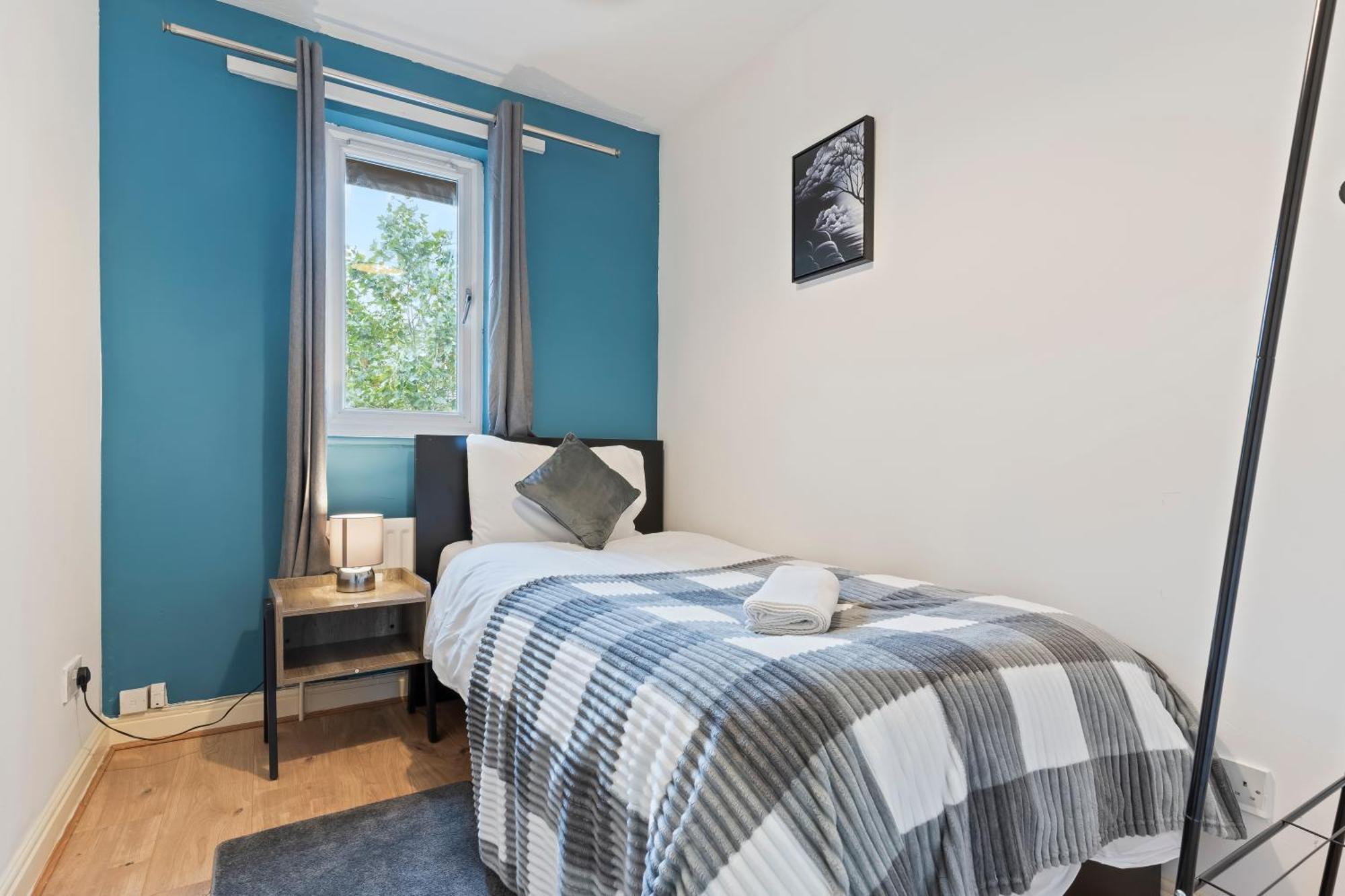 Lovely 4Br House In The City With Parking Лондон Экстерьер фото