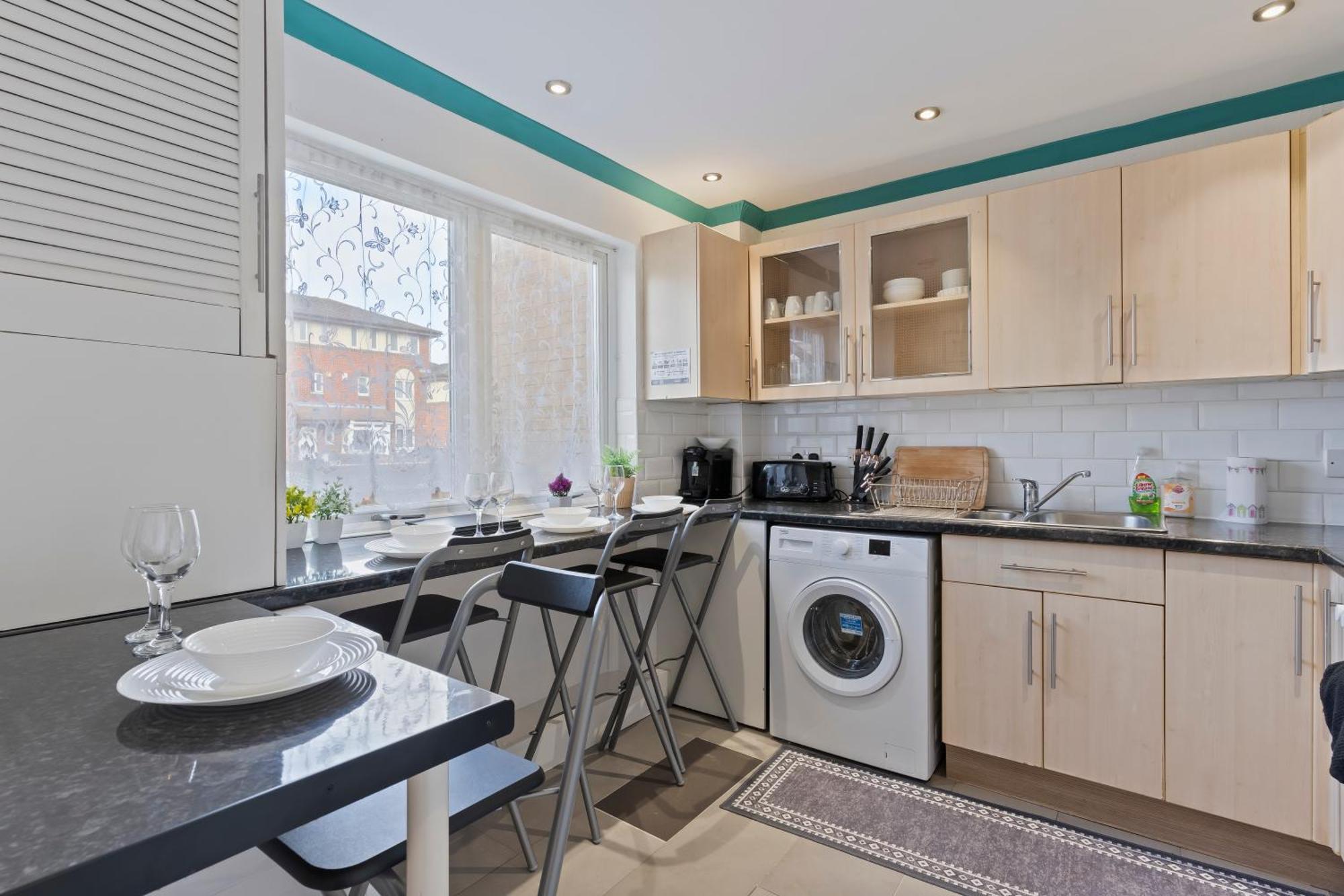 Lovely 4Br House In The City With Parking Лондон Экстерьер фото