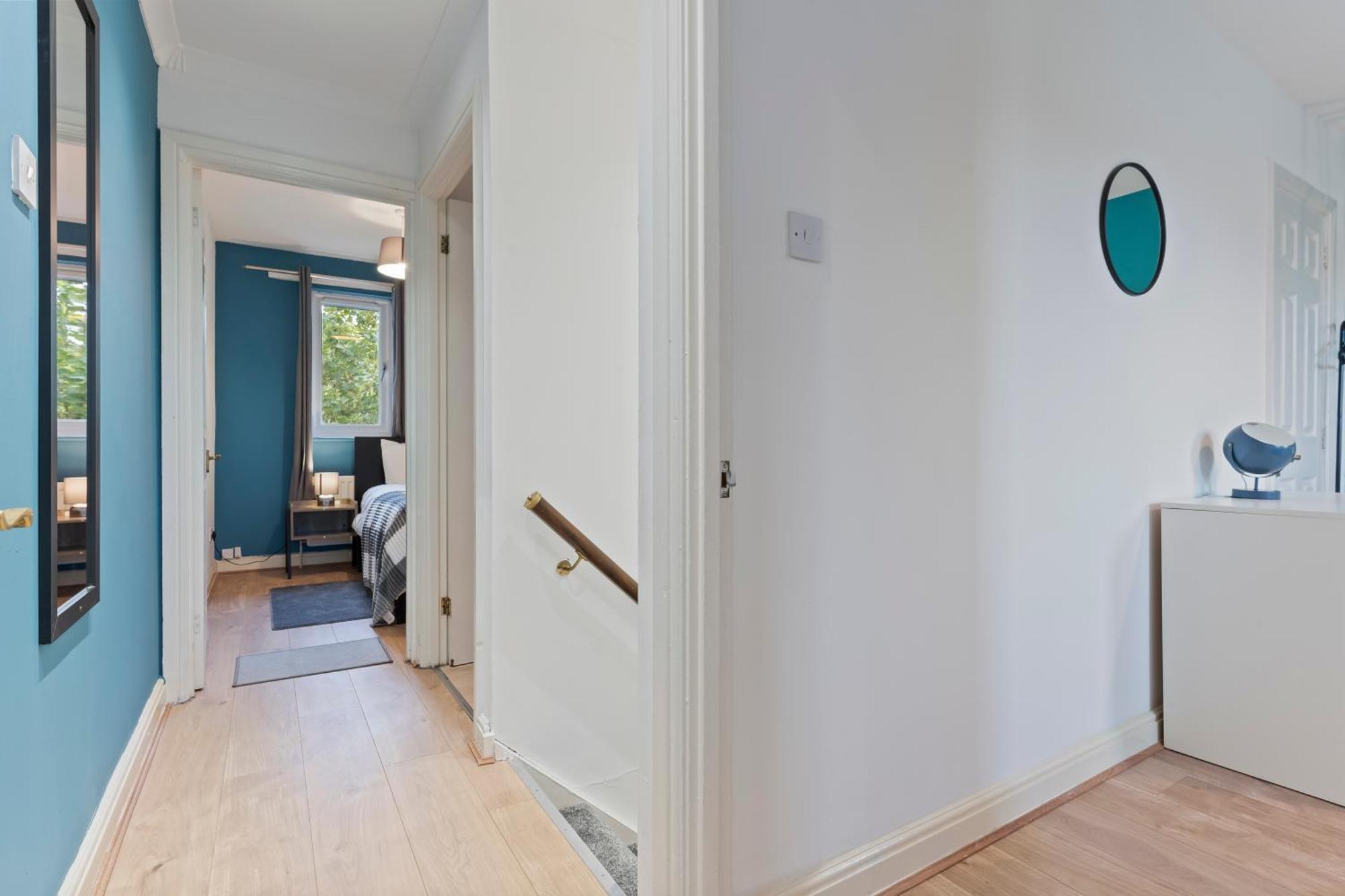 Lovely 4Br House In The City With Parking Лондон Экстерьер фото