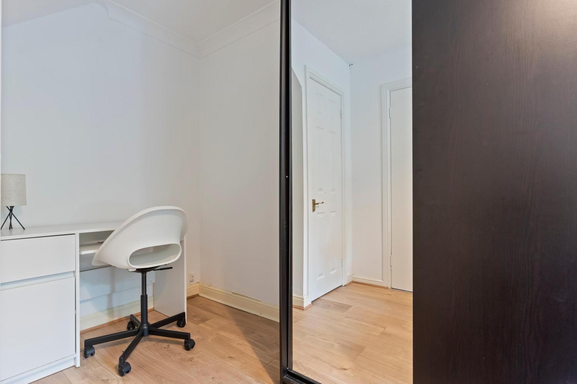 Lovely 4Br House In The City With Parking Лондон Экстерьер фото